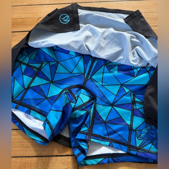 Ink burn skort black with blue patterned shorts - Picture 4 of 8